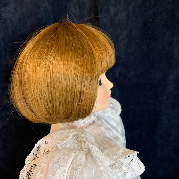 Danbury Mint Porcelain Bride Doll with Stand Gloria Vanderbilt - Picture 10 of 16